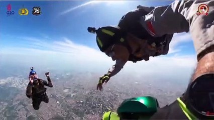 41 Penerjun Payung TNI-Polri Unjuk Kemampuan Dalam Hari Bhayangkara Ke 76