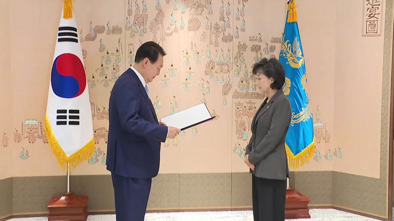 [뉴스라이더] 윤 대통령 "다른 정권과 비교해봐라"...인사 논란에 발언 논란까지 /...
