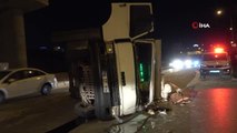 Talaş yüklü kamyon devrildi, 2 kişi yaralandı