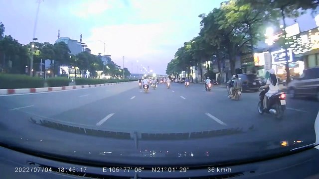 Đang đi thì ngã nhào ra đường, người phụ nữ bị 2 xe đi sau va phải: Lý do lại từ áo chống nắng