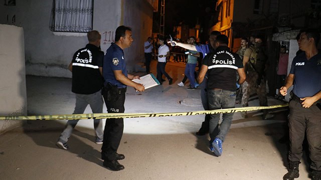 Çocukların kavgasına müdahale eden komşular silahlı kavgaya tutuştu