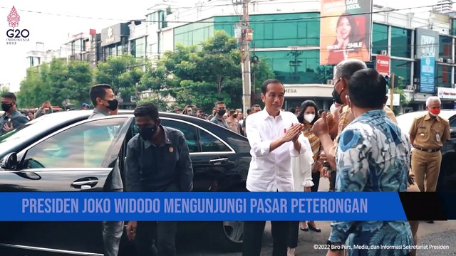 Presiden Joko Widodo Bagikan Bantuan Sosial Di Pasar Peterongan