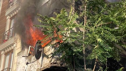 Metruk bina alev alev yandı