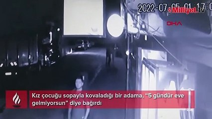 Kız çocuğu sopayla takım elbiseli adamı kovaladı