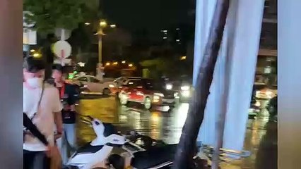 Isaac tương tác với fan