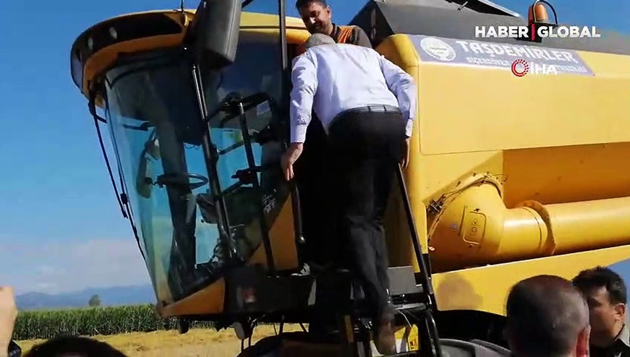 Binali Yıldırım biçerdöver ile tarla sürdü, buğday hasadı yaptı