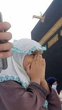 Little Girl Praying Before Baitullah | Shoti Bachi ki Khana Kaba k Samne Dua | Ye Mat Kaho Khua Se Meri Mushkilen Brre hen Ye Mushkilon se Keh Do Mera Khuda Brra Hai