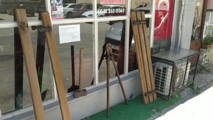 Keşan'da muhtar, hırsızların kaçarken olay yerinde bıraktığı suç aletlerini sergiledi