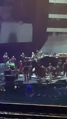 Ünlü rock yıldızı sahnede bayıldı