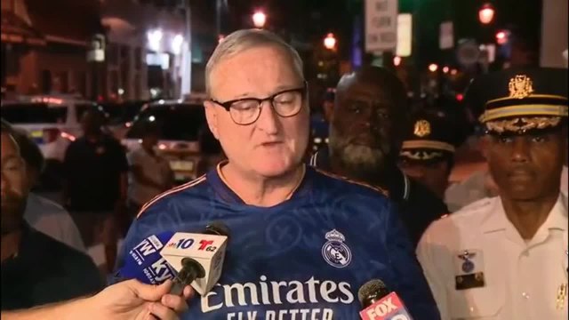 El alcalde de Philadelphia sorprende con sus pintas para condenar los tiroteos