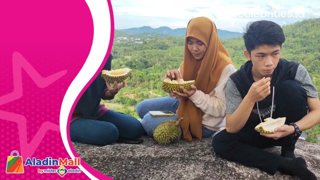 Makan Buah Durian Jatuh dari Pohon di Atas Bukit Pao