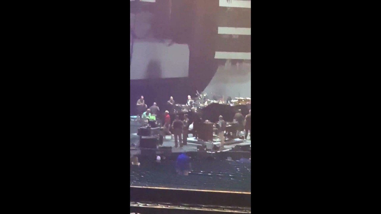 Carlos Santana se desmaya en pleno concierto