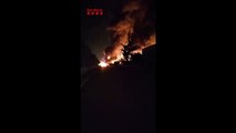 Los bomberos trabajan en la extinción de un incendio en una fábrica de La Llagosta