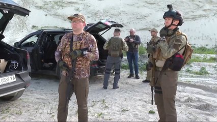 كاميرا الجزيرة ترافق فرق الدفاع الإقليمي بضواحي كييف