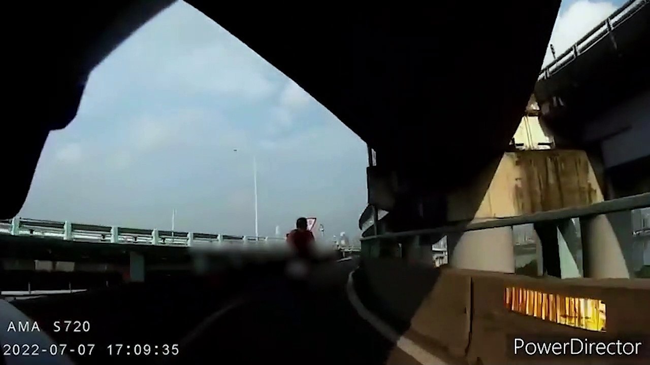 騎中興橋遭「長腿妹近逼」 他阻超車網讚：看了就不舒服