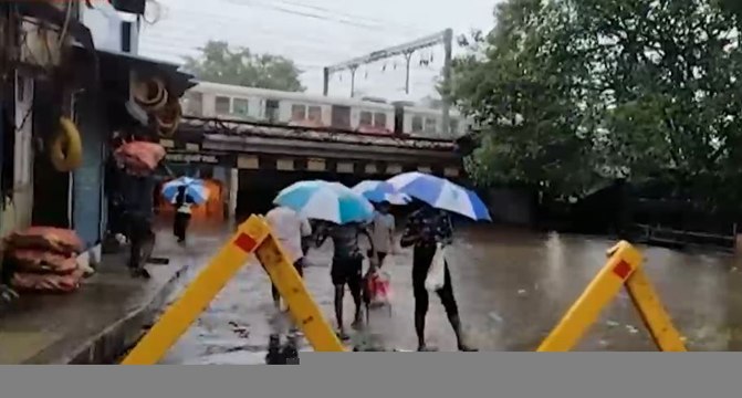 Mumbai Rains: मुंबई के कई इलाकों में तेज बारिश शुरू, लोकल ट्रेनें लेट