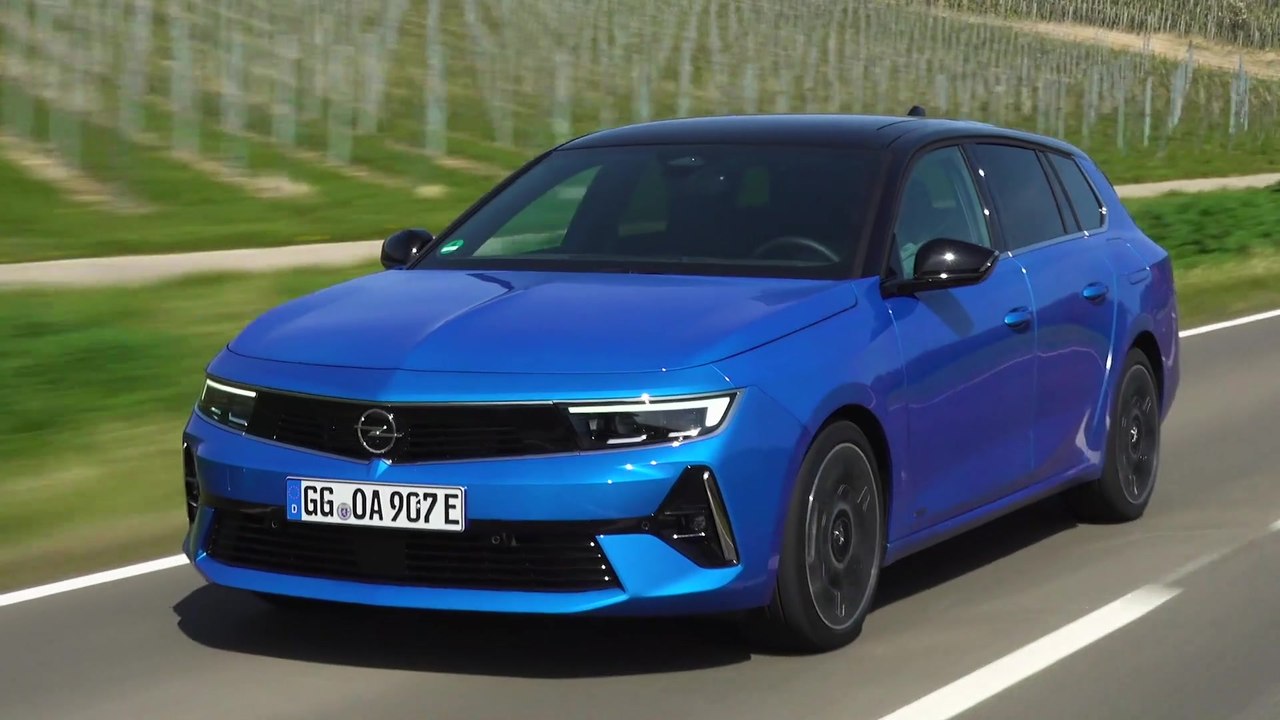 The new Opel Astra Sports Tourer PHEV Driving in the country