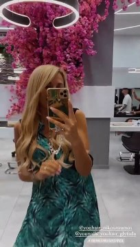 Κωνσταντίνα Σπυροπούλου: Με oversize φόρεμα μετά τις φήμες εγκυμοσύνης και η ανανέωση στα μαλλιά της