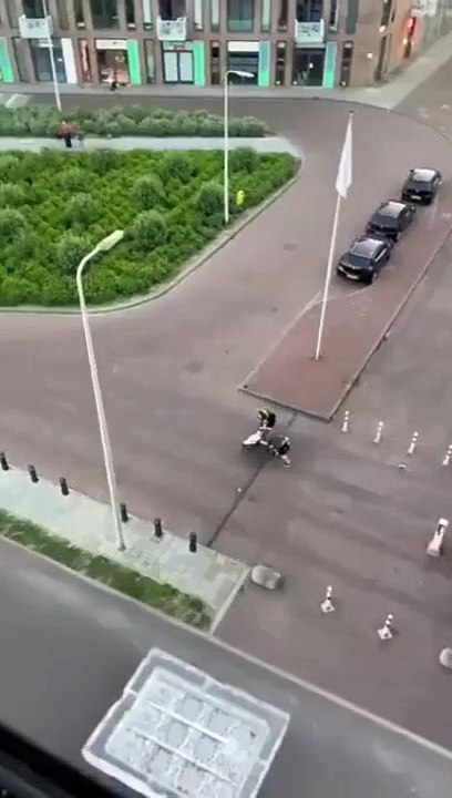 Une policière ne met pas beaucoup d'énergie pour arrêter un suspect