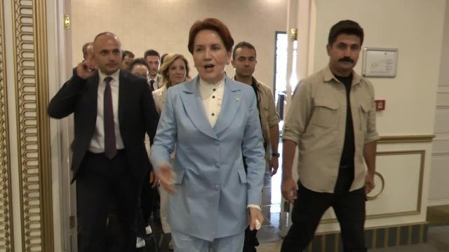 Meral Akşener, partisinin gençlik kolları il başkanlarıyla bir araya geldi