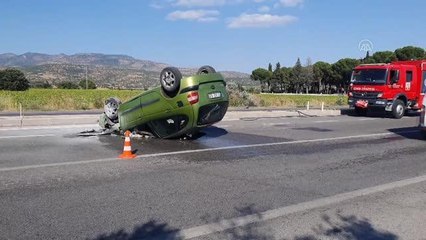 Devrilen otomobildeki 1'i bebek 6 kişi yaralandı