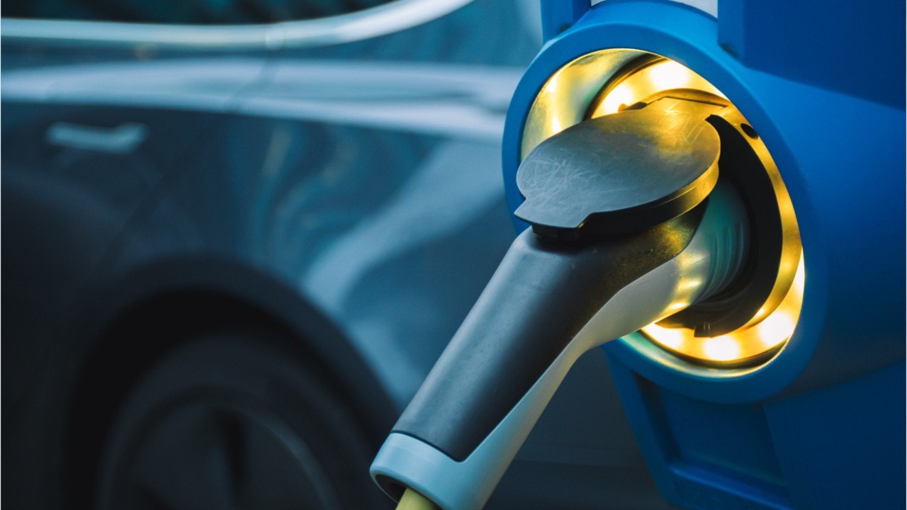 Fin des voitures thermiques : "le risque est qu’en 2035, les prix des électriques soient trop élevés pour les ménages"