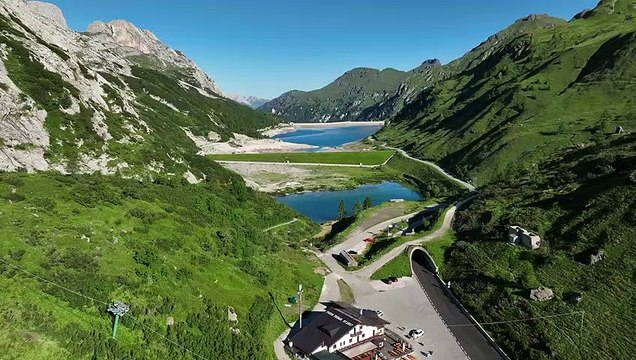 Siccità ai piedi della Marmolada: il lago Fedaia ripreso dal drone