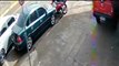 Câmeras mostram veículo batendo em carro estacionado e fugindo do local