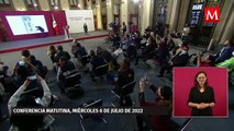 AMLO exhibe fake news con una lupa en la Mañanera