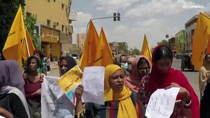 شاهد: سودانيون يتظاهرون ضد "مناورة" البرهان بانسحاب الجيش من المفاوضات السياسية