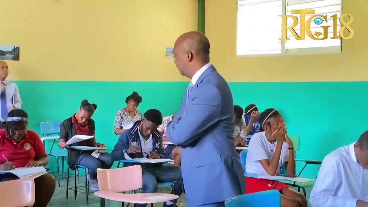 Minis Edikasyon Nasyonal la  Nesmy Manigat vizite sant egzamen Collège Saint-Louis Bourdon