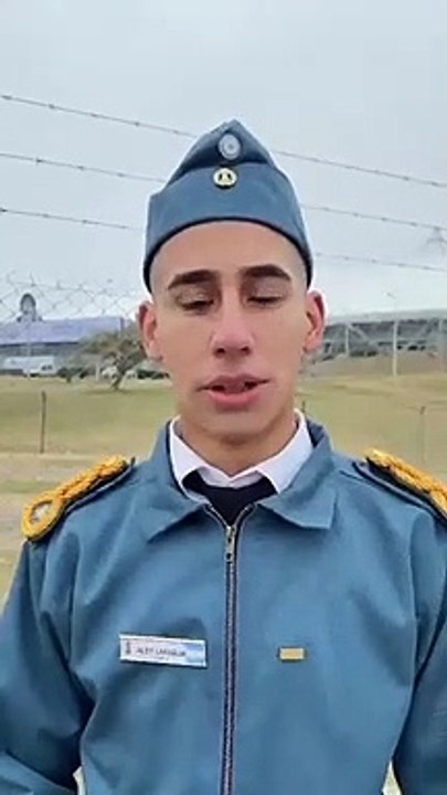 Cadetes emocionados tras el juramento de fidelidad a la bandera