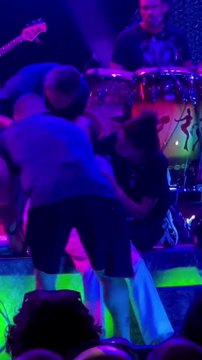 Carlos Santana se desmaya en pleno concierto en Michigan; explica las razones