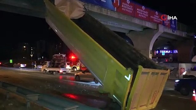 Şile otoyolunda tırın damperi üst geçide takıldı, vatandaşlar film izler gibi izledi