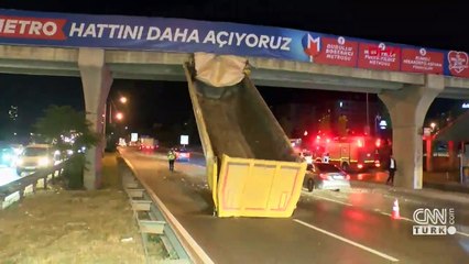 Damperi açılan TIR üst geçide çarptı