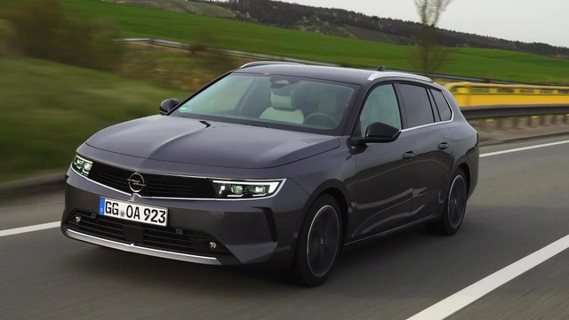 The new Opel Astra Sports Tourer Driving in the city