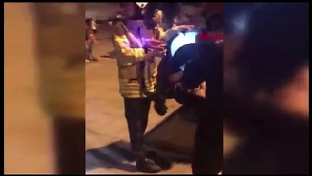 Fotoğraf çektirmek için girdiği tarihi topun içinde mahsur kaldı