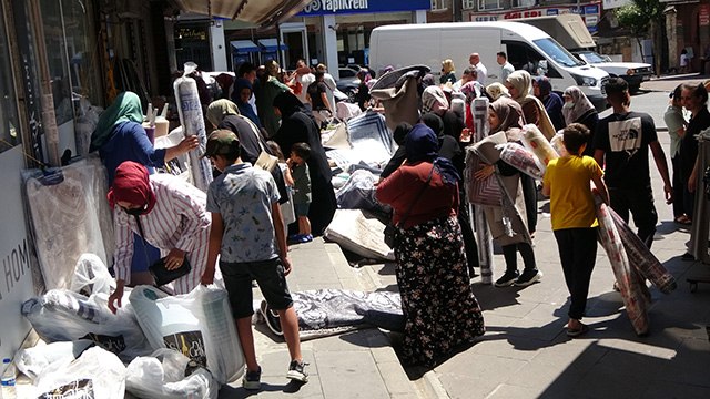 Fatih’te “ucuz halı” izdihamı