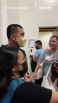 LA Tenorio snaps photos with fans