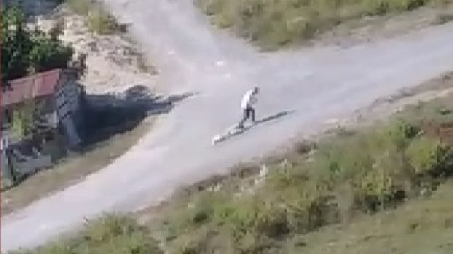 Arnavutköy'de boynuna ip bağladığı köpeği sürükleyerek ilerledi