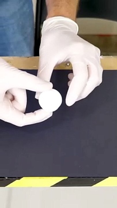 Le spectralon est un polymère qui réfléchit plus de 99% de la lumière