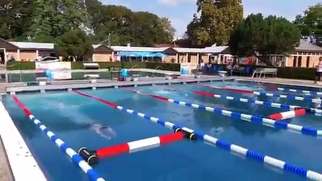 Course de natation avec des obstacles
