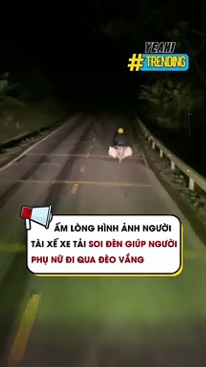 Ấm lòng hình ảnh người tài xế xe tải soi đèn giúp người phụ nữ đi qua đèo vắng