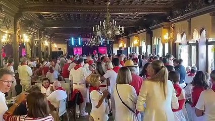Chocolate con churros y bailables en el Nuevo Casino de Pamplona el Día de San Fermín