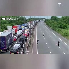 Ces hommes jouent au football en plein milieu d'une autoroute