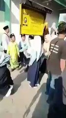 Suasana 'penolakan' para santri/santriwati Pondok Pesantren Shiddiqiyyah Ploso