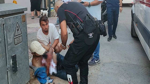 Sokak ortasında göğsünden bıçaklandı, eliyle yarasına tampon yapıp sağlık ekiplerini bekledi