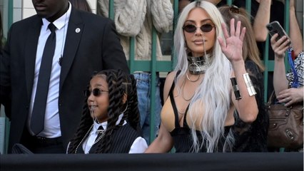 Voici : "Je suis si fière de toi" : Kim Kardashian défile pour Balenciaga, sa mère Kris Jenner émue