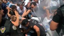 Doktorların yürüyüşüne polis müdahale etti, biber gazı sıktı…