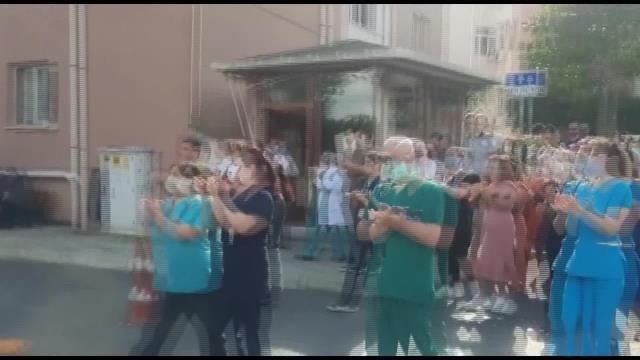 Son dakika haberi... İstanbul'da Sağlıkçılar, Konya'da Öldürülen Doktor Ekrem Karakaya İçin Hastane Önlerinde Saygı Duruşunda Bulundu ve Oturma Eylemi Yaptı